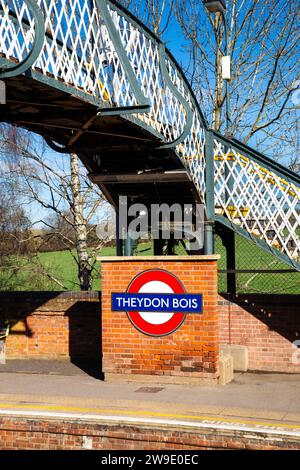 Fußgängerbrücke und Schild an der Theydon Bois Station, Essex, England Stockfoto