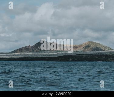 Malerischer Blick auf Punta Pitts zerklüftete vulkanische Landschaft in Galapagos, Ecuador, mit einzigartiger Geologie und natürlicher Schönheit der Insel Stockfoto