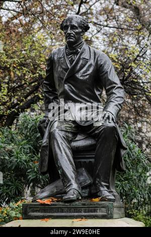 Statue von John Stuart Mill, Ökonom, Victoria Embrankment Gardens, London, England, UK Stockfoto