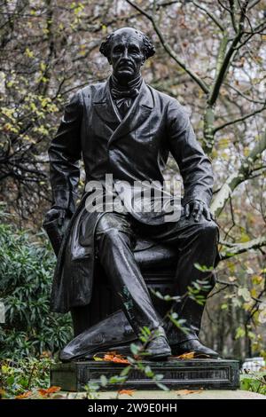 Statue von John Stuart Mill, Ökonom, Victoria Embrankment Gardens, London, England, UK Stockfoto