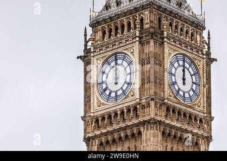 Das berühmte Gesicht der Großen Uhr auf Big Ben um 12.00 Uhr, der Elizabeth Tower of Parliament in London, England Stockfoto