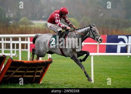 Caldwell Potter, geritten von Jack Kennedy, gewinnt die Paddy Power Future Champions Novice Hürde am zweiten Tag des Leopardstown Christmas Festival auf der Leopardstown Racecourse, Dublin. Bilddatum: Mittwoch, 27. Dezember 2023. Stockfoto