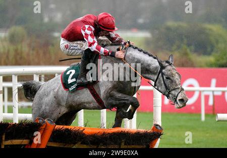 Caldwell Potter, geritten von Jack Kennedy, gewinnt die Paddy Power Future Champions Novice Hürde am zweiten Tag des Leopardstown Christmas Festival auf der Leopardstown Racecourse, Dublin. Bilddatum: Mittwoch, 27. Dezember 2023. Stockfoto