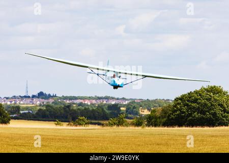 Slingsby T21b Vintage Segelflugzeug mit zwei Sitzplätzen, Bluebell vom Cambridge Gliding Club, bei Landanflug. Gransden Lodge, Cambridgeshire, Stockfoto