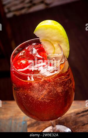 Erdbeercocktail mit grünem Apfel auf einem Holztisch in einem typischen brasilianischen Restaurant Stockfoto