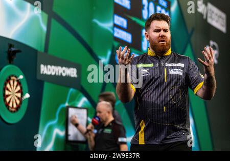 Scott Williams reagierte in seinem Spiel gegen Martin Schindler am 10. Tag der Paddy Power World Darts Championship im Alexandra Palace, London. Bilddatum: Mittwoch, 27. Dezember 2023. Stockfoto