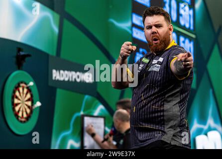 Scott Williams reagierte in seinem Spiel gegen Martin Schindler am 10. Tag der Paddy Power World Darts Championship im Alexandra Palace, London. Bilddatum: Mittwoch, 27. Dezember 2023. Stockfoto