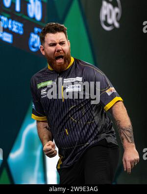 Scott Williams reagierte in seinem Spiel gegen Martin Schindler am 10. Tag der Paddy Power World Darts Championship im Alexandra Palace, London. Bilddatum: Mittwoch, 27. Dezember 2023. Stockfoto