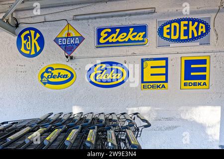 Nostalgie. Alte Werbetafeln hängen am Edekamarkt über den Einkaufswagen - gäb es doch auch noch die Preise von damals. Siegsdorf Bayern Deutschland *** Nostalgie Alte Werbetafeln hängen über den Einkaufswagen am Edeka Markt - wenn nur die Preise von damals noch da wären Siegsdorf Bayern Deutschland Copyright: XRolfxPossx Stockfoto