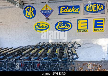 Nostalgie. Alte Werbetafeln hängen am Edekamarkt über den Einkaufswagen - gäb es doch auch noch die Preise von damals. Siegsdorf Bayern Deutschland *** Nostalgie Alte Werbetafeln hängen über den Einkaufswagen am Edeka Markt - wenn nur die Preise von damals noch da wären Siegsdorf Bayern Deutschland Copyright: XRolfxPossx Stockfoto