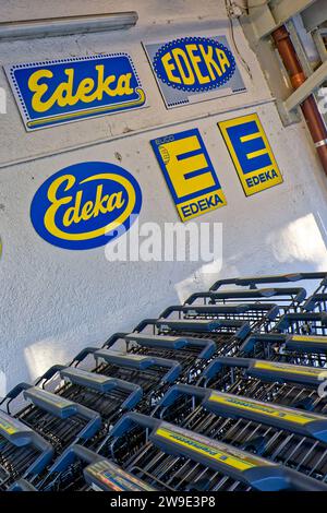 Nostalgie. Alte Werbetafeln hängen am Edekamarkt über den Einkaufswagen - gäb es doch auch noch die Preise von damals. Siegsdorf Bayern Deutschland *** Nostalgie Alte Werbetafeln hängen über den Einkaufswagen am Edeka Markt - wenn nur die Preise von damals noch da wären Siegsdorf Bayern Deutschland Copyright: XRolfxPossx Stockfoto