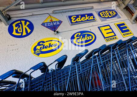 Nostalgie. Alte Werbetafeln hängen am Edekamarkt über den Einkaufswagen - gäb es doch auch noch die Preise von damals. Siegsdorf Bayern Deutschland *** Nostalgie Alte Werbetafeln hängen über den Einkaufswagen am Edeka Markt - wenn nur die Preise von damals noch da wären Siegsdorf Bayern Deutschland Copyright: XRolfxPossx Stockfoto