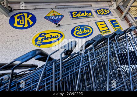 Nostalgie. Alte Werbetafeln hängen am Edekamarkt über den Einkaufswagen - gäb es doch auch noch die Preise von damals. Siegsdorf Bayern Deutschland *** Nostalgie Alte Werbetafeln hängen über den Einkaufswagen am Edeka Markt - wenn nur die Preise von damals noch da wären Siegsdorf Bayern Deutschland Copyright: XRolfxPossx Stockfoto