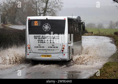 B6277, Lartington, Teesdale, County Durham, Großbritannien. Dezember 2023. Wetter in Großbritannien. Fahrzeuge fahren heute Nachmittag durch das Hochwasser der B6277 in der Nähe von Lartington, als der Sturm Gerrit Nordengland trifft. Quelle: David Forster/Alamy Live News Stockfoto