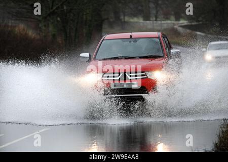 B6277, Lartington, Teesdale, County Durham, Großbritannien. Dezember 2023. Wetter in Großbritannien. Fahrzeuge fahren heute Nachmittag durch das Hochwasser der B6277 in der Nähe von Lartington, als der Sturm Gerrit Nordengland trifft. Quelle: David Forster/Alamy Live News Stockfoto