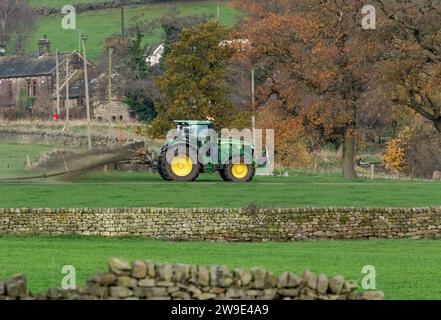 Ein Farmer-Dreck, der sich auf einer Farm in Yorkshire ausbreitet. Stockfoto