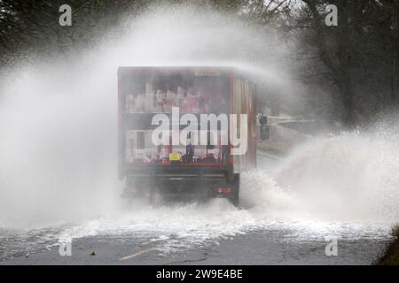 B6277, Lartington, Teesdale, County Durham, Großbritannien. Dezember 2023. Wetter in Großbritannien. Fahrzeuge fahren heute Nachmittag durch das Hochwasser der B6277 in der Nähe von Lartington, als der Sturm Gerrit Nordengland trifft. Quelle: David Forster/Alamy Live News Stockfoto