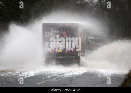 B6277, Lartington, Teesdale, County Durham, Großbritannien. Dezember 2023. Wetter in Großbritannien. Fahrzeuge fahren heute Nachmittag durch das Hochwasser der B6277 in der Nähe von Lartington, als der Sturm Gerrit Nordengland trifft. Quelle: David Forster/Alamy Live News Stockfoto