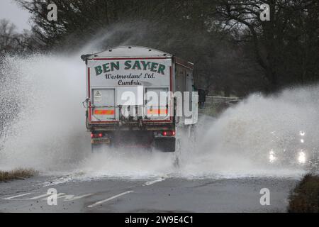 B6277, Lartington, Teesdale, County Durham, Großbritannien. Dezember 2023. Wetter in Großbritannien. Fahrzeuge fahren heute Nachmittag durch das Hochwasser der B6277 in der Nähe von Lartington, als der Sturm Gerrit Nordengland trifft. Quelle: David Forster/Alamy Live News Stockfoto