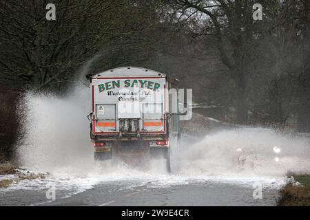 B6277, Lartington, Teesdale, County Durham, Großbritannien. Dezember 2023. Wetter in Großbritannien. Fahrzeuge fahren heute Nachmittag durch das Hochwasser der B6277 in der Nähe von Lartington, als der Sturm Gerrit Nordengland trifft. Quelle: David Forster/Alamy Live News Stockfoto