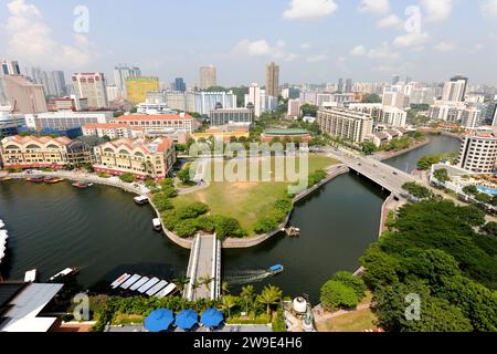 Halbluftansicht über den Singapore River einschließlich Riverside Point und Skyline, Singapur Stockfoto