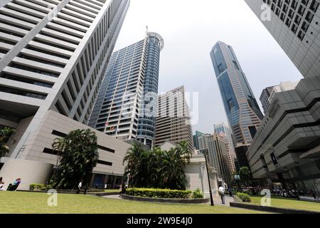 Singapurs Stadtszene mit Wolkenkratzern am Raffles Place im zentralen Geschäftsviertel Stockfoto