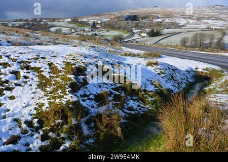 Winterlandschaft, Blick über die schneebedeckten Moore in der Nähe von Merrivale im Dartmoor-Nationalpark, Devon, England Stockfoto