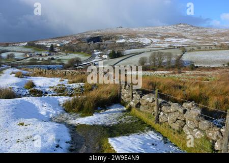 Winterlandschaft, Blick über die schneebedeckten Moore in der Nähe von Merrivale im Dartmoor-Nationalpark, Devon, England Stockfoto