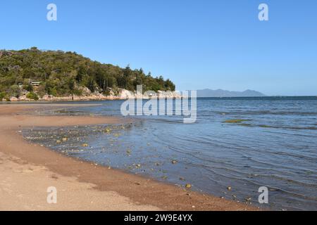 Tropische Strandszene bei Ebbe, Geoffrey Bay, Magnetic Island, Queensland, Australien Stockfoto