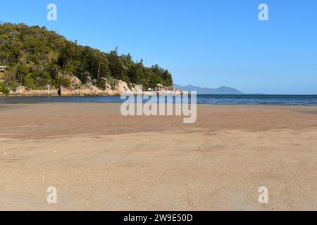 Leerer Sandstrand, Geoffrey Bay, Magnetic Island, Queensland, Australien Stockfoto