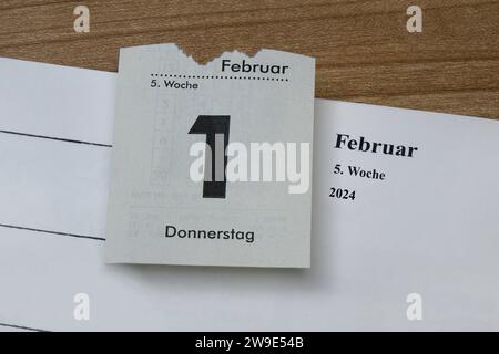 Wochenkalender und Kalenderblatt 1. Februar Wochenkalender und Kalenderblatt 1. Februar, 26.12.2023, Borkwalde, Brandenburg, auf einem Wochenkalender liegt ein Kalenderblatt vom 1. Februar 2024. *** Wochenkalender und Kalenderseite 1 Februar Wochenkalender und Kalenderseite 1 Februar, 26 12 2023, Borkwalde, Brandenburg, auf einem Wochenkalender befindet sich eine Kalenderseite vom 1. Februar 2024 Stockfoto