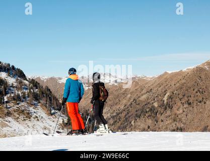 Nizza, Frankreich. Dezember 2023. © PHOTOPQR/NICE MATIN/Frantz Bouton ; Nizza ; 27/12/2023 ; isola 2000 Station Ski neige taux enneigement soleil Isola 2000, Skistation 1,5 Stunden von -Nizza, französische Riviera, Französische Alpen Credit: MAXPPP/Alamy Live News Stockfoto