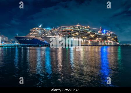 San Juan, Puerto Rico - 22. November 2023: Kreuzfahrtschiffe Oceania Cruises neues Vista-Schiff und Karnevalsfeier legen nachts im Hafen von San Juan an. Stockfoto