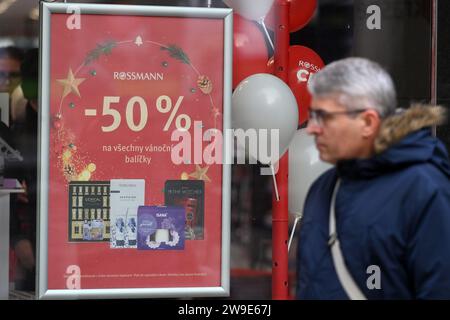 Karlsbad, Tschechische Republik. Dezember 2023. Nachweihnachtliche Rabattveranstaltungen in Karlsbad, Tschechische Republik, 27. Dezember 2023. Quelle: Slavomir Kubes/CTK Photo/Alamy Live News Stockfoto