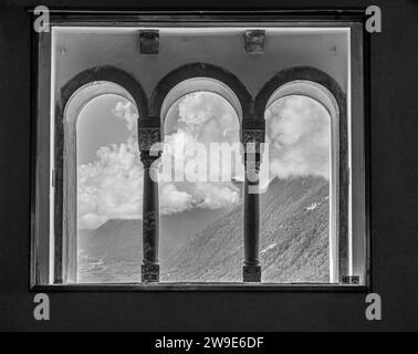 Dreifaches Lanzettenfenster des Schlosses Tirol in Südtirol bei Meran, Provinz Bozen, Trentino Südtirol, italien - Schwarzweißbild Stockfoto