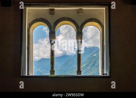 Dreifaches Lanzettenfenster des Schlosses Tirol in Südtirol bei Meran, Provinz Bozen, Trentino Südtirol, italien - Schwarzweißbild Stockfoto