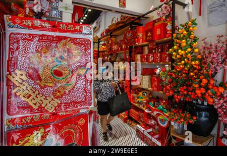 Kuala Lumpur, Malaysia. Dezember 2023. Eine Chinesin kauft vor dem Mondneujahr des Drachen, genauer gesagt Holzdrachen, ab dem 10. Februar 2024, das von den Chinesen auf der ganzen Welt gefeiert wird. (Foto: Wong Fok Loy/SOPA Images/SIPA USA) Credit: SIPA USA/Alamy Live News Stockfoto