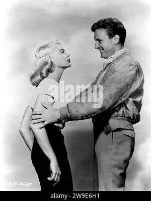 DOROTHY MALONE und ROBERT STAPELN in THE TARNISHED ENGELS 1957 Regisseur DOUGLAS SIRK aus dem Roman Pylon von William Faulkner Drehbuch George Zuckerman Kostümdesign Bill Thomas Produzent Albert Zugsmith Universal-International Pictures Stockfoto