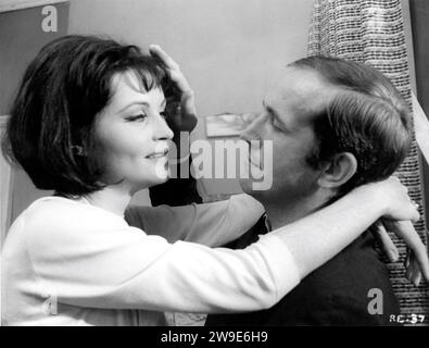 YVONNE FURNEAUX und IAN HENDRY in ABSTOSSUNG 1965 Regisseur ROMAN POLANSKI Originaldrehbuch Roman Polanski und Gerard Brach Compton Films / Tekli British Productions Stockfoto