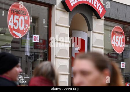 Karlsbad, Tschechische Republik. Dezember 2023. Nachweihnachtliche Rabattveranstaltungen in Karlsbad, Tschechische Republik, 27. Dezember 2023. Quelle: Slavomir Kubes/CTK Photo/Alamy Live News Stockfoto