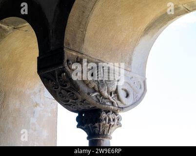 Das Innere des Schlosses Tirol in Südtirol bei Meran, Provinz Bozen, Italien. neoromanische Hauptstadt des dreifachen Bogenfensters Stockfoto