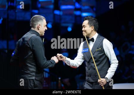 (231227) -- MACAO, 27. Dezember 2023 (Xinhua) -- Ronnie O'Sullivan (L) begrüßt Marco Fu nach dem Viertelfinalspiel bei 2023 Macau Snooker Masters in Macao, Südchina, 27. Dezember 2023. (Xinhua/Cheong Kam Ka) Stockfoto