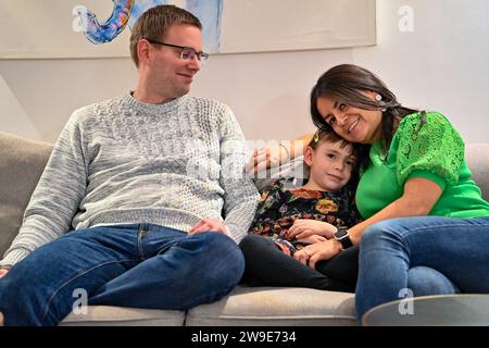 (231227) -- CHANGCHUN, 27. Dezember 2023 (Xinhua) -- Sascha Schuerrer (L), ein deutscher Ingenieur von Audi FAW NEV Co., Ltd., genießt Freizeit mit seiner Familie in Changchun, nordöstlicher Provinz Jilin, 24. November 2023. In den letzten Jahren hat der Nordosten die innovationsorientierte Entwicklungsstrategie aktiv umgesetzt. Viele ausländische Freunde haben Chancen erkannt und beschlossen, sich hier niederzulassen, um ihren Träumen nachzugehen. Sie leben in der Region, haben die rasche wirtschaftliche und soziale Entwicklung erlebt und haben inzwischen ihre eigenen Bemühungen zur vollständigen Wiederbelebung des Nordostens Chi beigetragen Stockfoto