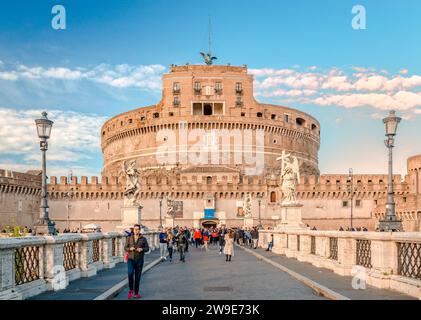 Ponte Sant'Angelo (ursprünglich die Aelianische Brücke) mit dem Mausoleum von Hadrian (auch bekannt als Castel Sant'Angelo) im Hintergrund, in Rom, Italien. Stockfoto