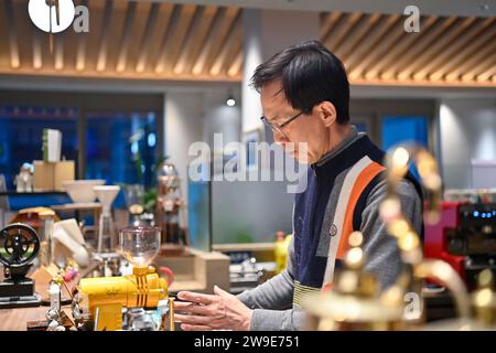 (231227) -- CHANGCHUN, 27. Dezember 2023 (Xinhua) -- Woo Kyong-Jei, ein südkoreanischer Barista, kocht Kaffee in einem Café in Changchun, nordöstlicher chinesischer Provinz Jilin, 27. Dezember 2023. In den letzten Jahren hat der Nordosten die innovationsorientierte Entwicklungsstrategie aktiv umgesetzt. Viele ausländische Freunde haben Chancen erkannt und beschlossen, sich hier niederzulassen, um ihren Träumen nachzugehen. Sie leben in der Region, haben die rasche wirtschaftliche und soziale Entwicklung erlebt und haben inzwischen ihre eigenen Anstrengungen zur vollständigen Wiederbelebung des Nordostchinesischen beigetragen. (Xinhua/Yan Linyun) Stockfoto