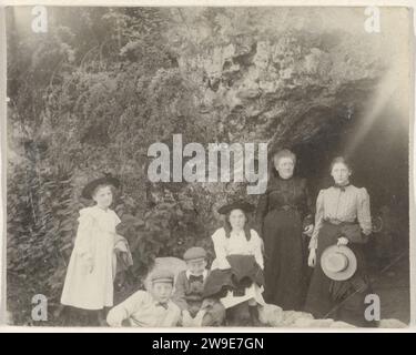 Familie Vermeulen in einer Höhle, 1880 - 1920 Foto. Schrankfoto unbekannte Fotounterstützung Carbon-Druck Stockfoto