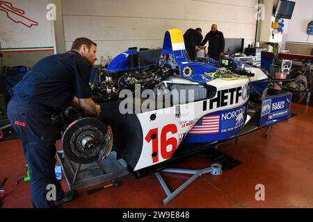 Scarperia, 2. April 2023: Mechaniker arbeitete am Motor des MG-Lola EX257, Jahr 2004 in der Garage während des Mugello Classic 2023 auf dem Mugello Circuit in Italien. Stockfoto