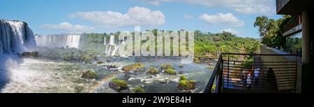 Panoramablick auf die Iguacu-Fälle und Aussichtspfad mit Regenbogen im Vordergrund in Iguazu, Brasilien am 18. Februar 2008 Stockfoto