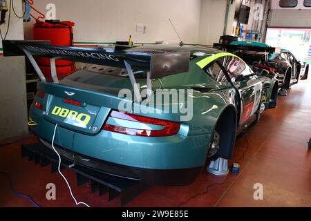 Scarperia, 2. April 2023: Aston Martin DBR9 Jahr 2006 in der Garage während des Mugello Classic 2023 auf dem Mugello Circuit in Italien. Stockfoto