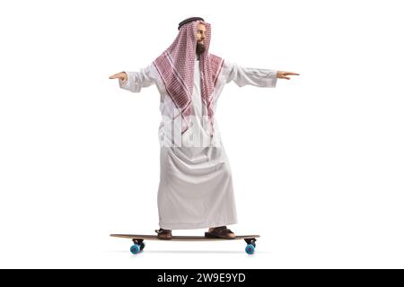 Saudi-arabischer Mann im ethnischen Gewand auf einem Skateboard isoliert auf weißem Hintergrund Stockfoto